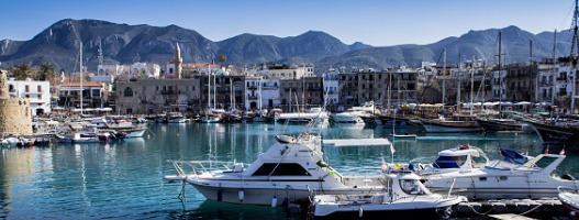 Λιμάνι με σκάφη διαφόρων τύπων