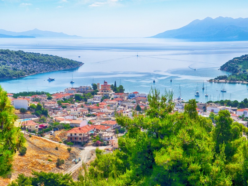 Θέα της Επιδαύρου από ύψωμα με φόντο την θάλασσα