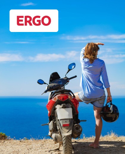 Γυναίκα οδηγός μηχανής στηρίζεται στο όχημά της και κοιτάει πέρα προς την θάλασσα με λογότυπο της ERGO