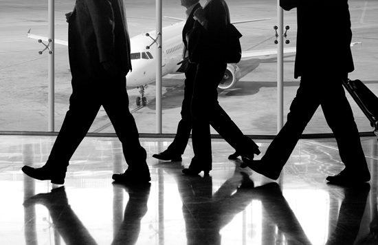 Εργαζόμενοι που περπατάνε σε ένα αεροδρόμιο