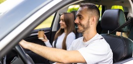 Νέο ζευγάρι στο αυτοκίνητό τους χαμογελούν