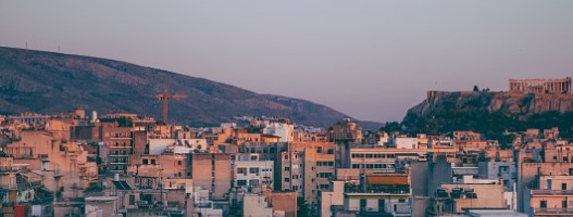 Κτήρια στην πόλη της Αθήνας με την Ακρόπολη στο παρασκήνιο