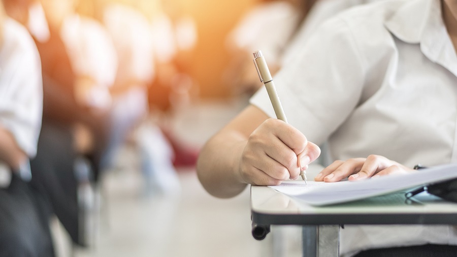 Άνθρωπος σε αίθουσα κατά την διάρκεια γραπτής εξέτασης