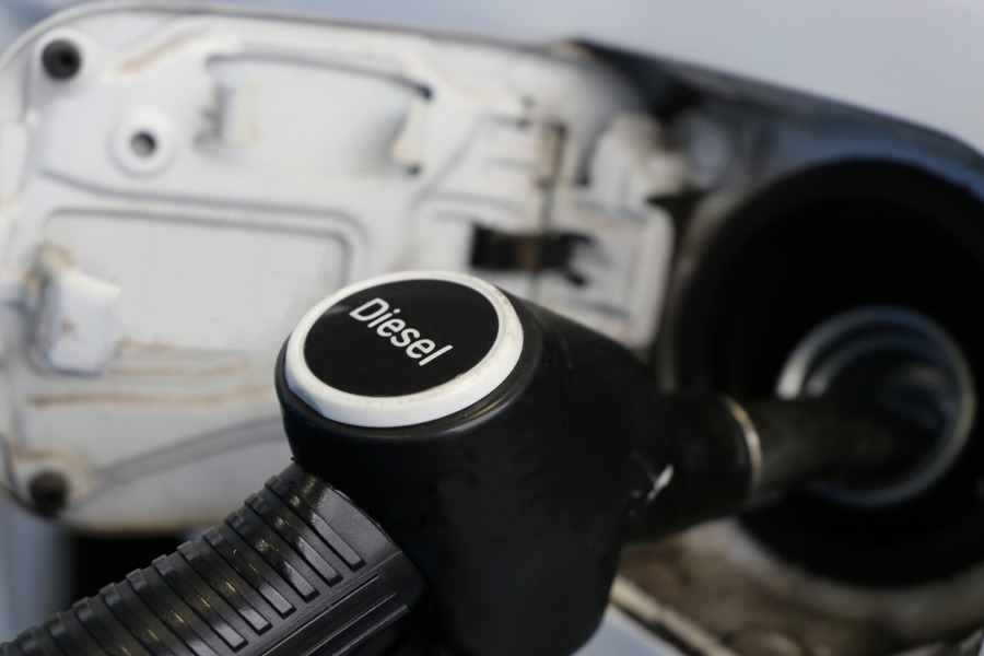 Αντλία Diesel γεμίζει ρεζερβουάρ αυτοκινήτου