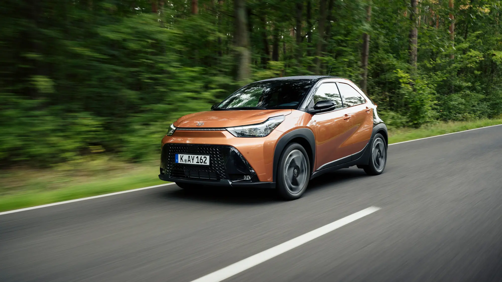 Πορτοκαλί Toyota Aygo X